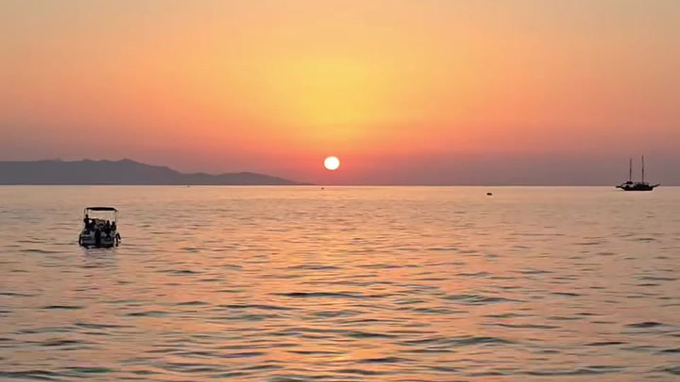 Discover the magic of the sunset with the unique Sunset Sailing Trip offered by @fantasia_yachting!  ️ Experience an unforgettable journey aboard our luxurious and comfortable yachts, as you take in the stunning co